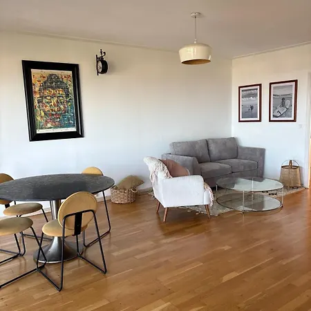 3bd With Sea View, Parking, Pool, And Close To Beaches Lejlighed